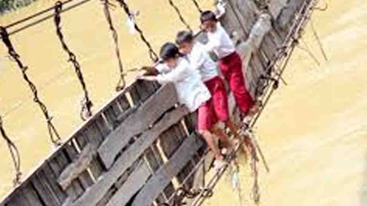 Pelajar Nyaris Bercermin Tragedi: Seberangi Jembatan Gantung Rusak